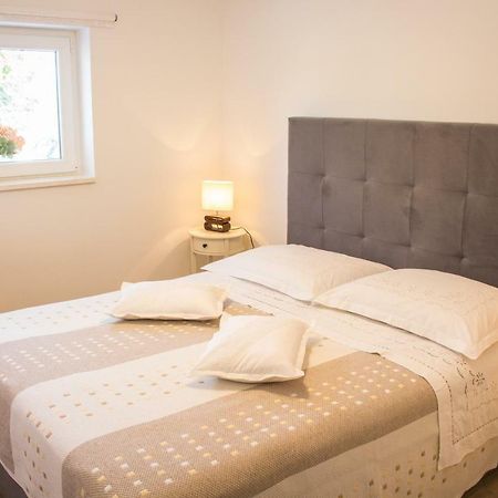 Apartment Verica In Duce - 20 Meters From The Beach Dugi Rat Εξωτερικό φωτογραφία